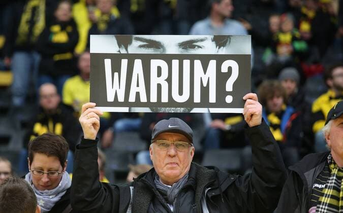 Themen der Woche - Sport Bilder des Tages - Sport Dortmund , Fussball, 1.BL Saison 2015 2016, Spieltag 32,Borussia Dortmund - VfL wolfsburg, 30.04.03.2016, Signal Iduna Park, Dortmund, BVB Fan Plakat mit der Aufschrift Warum ? Mats Hummels wechselt zu fC Bayern