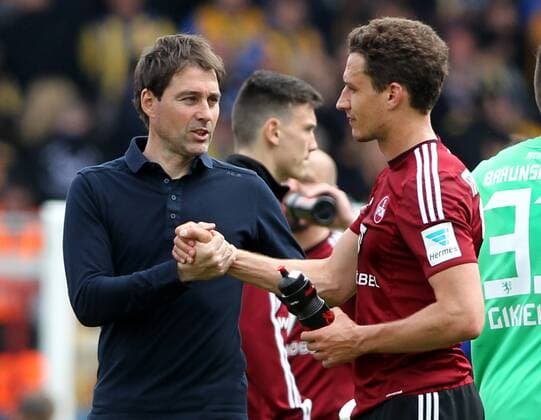 30.04.2016 - Fussball - Saison 2015 2016 - 2. Fussball - Bundesliga - 32. Spieltag: Eintracht Braunschweig BTSV - 1. FC Nürnberg Nuernberg FCN - DaMa - Rene Weiler (Trainer 1.FC Nürnberg FCN ) klatscht nach Spielende enttäuscht Enttäuschung mit Georg Margreitter (33, 1. FC Nürnberg FCN ) ab