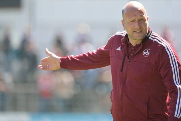 Roger Prinzen, Trainer (FC Nuernberg II), Einzelbild, Handzeichen, SpVgg Unterhaching vs 1. FC Nuernberg II, 30.04.16