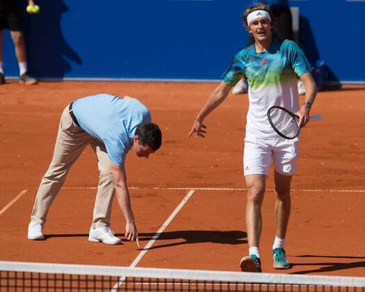 Alexander Zverev (GER) diskutiert mit Schiedsrichter Nico Helwerth ueber einen Ballabdruck,Emotion,Aerger,Frust, Tennis - BMW Open2016 - ATP Tennis Herren - MTTC Iphitos - Munich - - Germany - 30 April 2016.