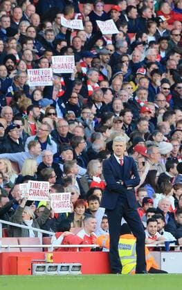 Fußball, FC Arsenal Fans fordern den Abgang von Trainer Arsene Wenger Arsenal s fans protest as Arsene Wenger looks on during the Barclays Premier League match at the Emirates Stadium. Photo credit should read: David Klein Sportimage EDITORIAL USE ONLY. No use with unauthorised audio, video, data, fixture lists, club league logos or live services. Online in-match use limited to 120 images, no video emulation. No use in betting, games or single club league player publications.