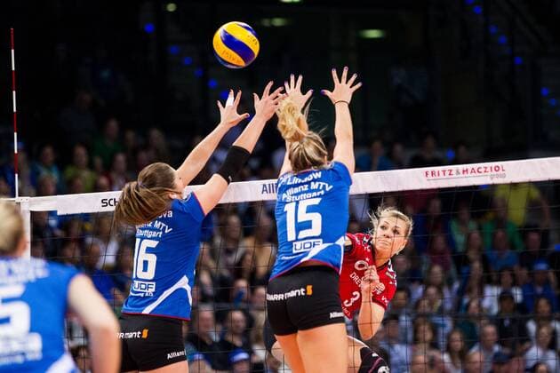 Stuttgart Angriff Kristina Mikhailenko ( 3 Dresdner SC) - Block Michaela Mlejnkova ( 16 Stuttgart) und Nichole Lindow ( 15 Stuttgart); 1. Volleyball Bundesliga Frauen Play-Off Finale Spiel 4, Porsche-Arena, Stuttgart Germany, 20160430; Partie: Allianz MTV Stuttgart (AMS) vs Dresdner Sportclub (DSC); Copyright: Wuechner Eibner-Pressefoto EP_NWR