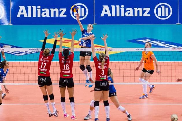 Stuttgart Angriff Kim Renkema ( 5 Stuttgart) - Block Dreierblock Gina Mancuso ( 17 Dresdner SC), Nneka Onyejekwe ( 18 Dresdner SC) und Kristina Mikhailenko ( 3 Dresdner SC); 1. Volleyball Bundesliga Frauen Play-Off Finale Spiel 4, Porsche-Arena, Stuttgart Germany, 20160430; Partie: Allianz MTV Stuttgart (AMS) vs Dresdner Sportclub (DSC); Copyright: Wuechner Eibner-Pressefoto EP_NWR
