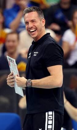 Stuttgart Volleyball Allianz MTV Stuttgart vs. Dresdner SC, Trainer Guillermo Naranjo Hernandez (Stuttgart) freut sich