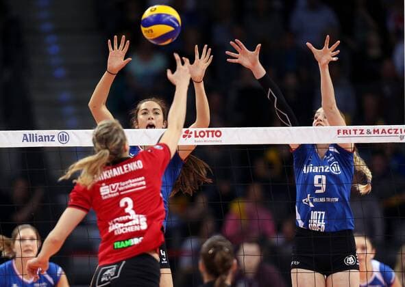 Stuttgart Volleyball Allianz MTV Stuttgart vs. Dresdner SC, hinten v.l. Valerie Nichol (Stuttgart), Caroline Jarmoc (Stuttgart)