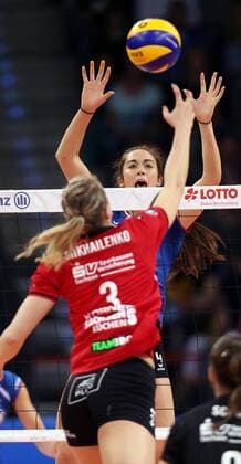 Stuttgart Volleyball Allianz MTV Stuttgart vs. Dresdner SC, hinten v.l. Valerie Nichol (Stuttgart)