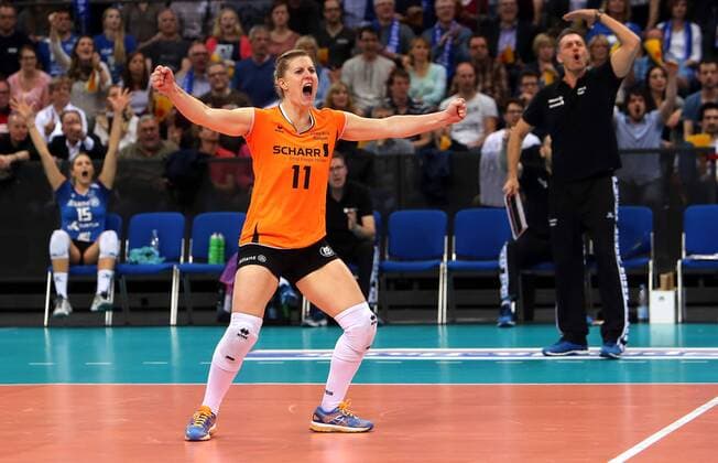 Stuttgart Volleyball Allianz MTV Stuttgart vs. Dresdner SC, Lisa Thomsen (Stuttgart) jubelt und ballt die Fäuste