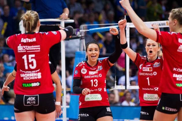 Stuttgart Jubel Lisa Izquierdo-Mocasqui ( 13 Dresdner SC) und Mareike Hindriksen ( 1 Dresdner SC); 1. Volleyball Bundesliga Frauen Play-Off Finale Spiel 4, Porsche-Arena, Stuttgart Germany, 20160430; Partie: Allianz MTV Stuttgart (AMS) vs Dresdner Sportclub (DSC); Copyright: Wuechner Eibner-Pressefoto EP_NWR