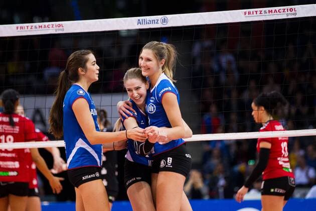 Stuttgart Jubel Freude Valerie Nichol ( 4 Stuttgart), Caroline Jarmoc ( 9 Stuttgart) und Kaja Grobelna ( 8 Stuttgart); 1. Volleyball Bundesliga Frauen Play-Off Finale Spiel 4, Porsche-Arena, Stuttgart Germany, 20160430; Partie: Allianz MTV Stuttgart (AMS) vs Dresdner Sportclub (DSC); Copyright: Wuechner Eibner-Pressefoto EP_NWR