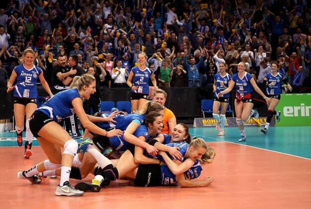 Stuttgart Volleyball Allianz MTV Stuttgart vs. Dresdner SC, Stuttgarter Jubel über den Sieg, vorne v.l. Nichole Lindow, Kaja Grobelna, Valerie Nichol, Michaela Mlejnkova, Kim Renkema fallend jubelnd übereinander