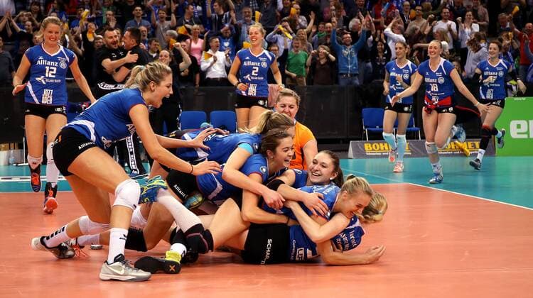 Stuttgart Volleyball Allianz MTV Stuttgart vs. Dresdner SC, Stuttgarter Jubel über den Sieg, vorne v.l. Nichole Lindow, Kaja Grobelna, Valerie Nichol, Michaela Mlejnkova, Kim Renkema fallend jubelnd übereinander