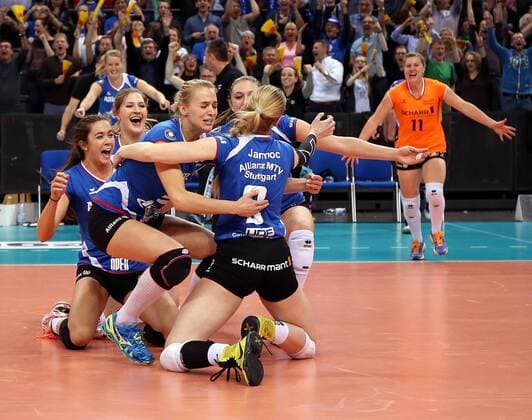 Themen der Woche - Sport Bilder des Tages - Sport Stuttgart Volleyball Allianz MTV Stuttgart vs. Dresdner SC, Stuttgarter Jubel über den Sieg, vorne v.l. Valerie Nichol,Kaja Grobelna, Kim Renkema, Michaela Mlejnkova fallend jubelnd übereinander