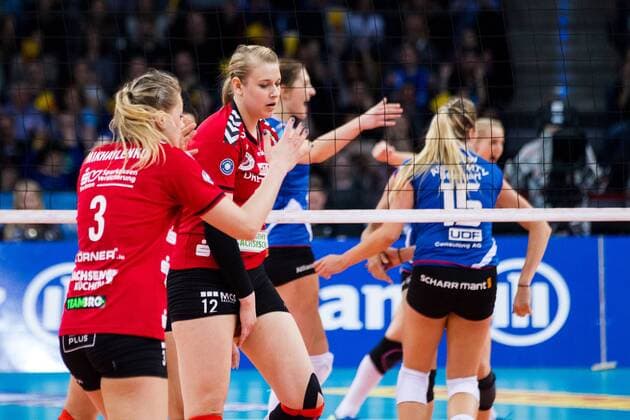 Stuttgart Kristina Mikhailenko ( 3 Dresdner SC) und Jennifer Cross ( 12 Dresdner SC) geschlagen; 1. Volleyball Bundesliga Frauen Play-Off Finale Spiel 4, Porsche-Arena, Stuttgart Germany, 20160430; Partie: Allianz MTV Stuttgart (AMS) vs Dresdner Sportclub (DSC); Copyright: Wuechner Eibner-Pressefoto EP_NWR