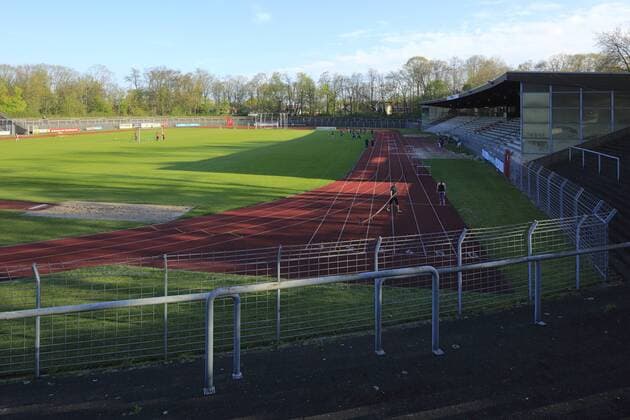 Stimbergstadion in Oer-Erkenschwick, Ruhrgebiet, Nordrhein-Westfalen, Heimstaette der SpVgg Erkenschwick und von TuS 09 Erkenschwick D-Oer-Erkenschwick, Ruhrgebiet, Westfalen, Nordrhein-Westfalen, NRW, Stimbergstadion, Fussballstadion, Leichtathletikstadion, SpVgg Erkenschwick, TuS 09 Erkenschwick, D-Oer-Erkenschwick, Ruhr area, Westphalia, North Rhine-Westphalia, NRW, Stimberg Stadium, football stadium, track and field stadium, SpVgg Erkenschwick, TuS 09 Erkenschwick