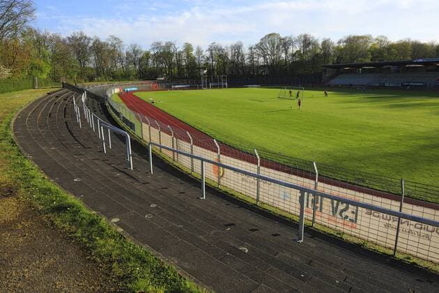 Stimbergstadion in Oer-Erkenschwick, Ruhrgebiet, Nordrhein-Westfalen, Heimstaette der SpVgg Erkenschwick und von TuS 09 Erkenschwick D-Oer-Erkenschwick, Ruhrgebiet, Westfalen, Nordrhein-Westfalen, NRW, Stimbergstadion, Fussballstadion, Leichtathletikstadion, SpVgg Erkenschwick, TuS 09 Erkenschwick, D-Oer-Erkenschwick, Ruhr area, Westphalia, North Rhine-Westphalia, NRW, Stimberg Stadium, football stadium, track and field stadium, SpVgg Erkenschwick, TuS 09 Erkenschwick