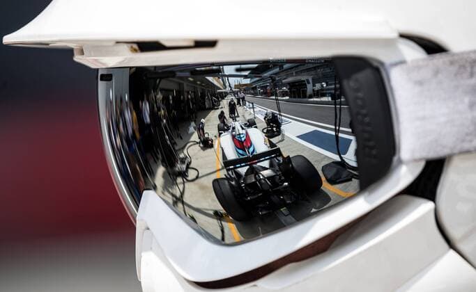 Bilder des Tages - SPORT SOCHI, RUSSIA. MAY 1, 2016. A helmet ahead of the race of the 2016 Formula 1 Russian Grand Prix at the Sochi Autodrom racing circuit. Sergei Bobylev TASS  TS02171F