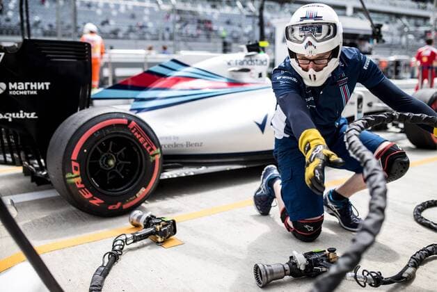 Bilder des Tages - SPORT SOCHI, RUSSIA. MAY 1, 2016. A mechanic ahead of the race of the 2016 Formula 1 Russian Grand Prix at the Sochi Autodrom racing circuit. Sergei Bobylev TASS  TS021723