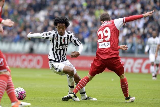 Fußball, Juventus Turin - FC Carpi 1909 Juan Cuadrado Juventus, Raphael Martinho Carpi Football Serie A 2015 2016 ITA Juventus Turin - FC Carpi filippoxalfero