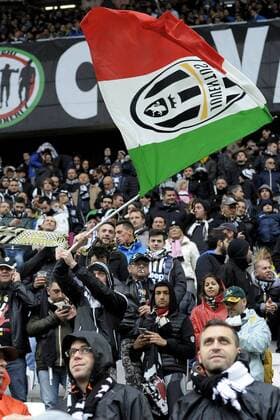 Fußball, Juventus Turin - FC Carpi 1909 Juventus fans celebrate the italian championship victory with an italian flag Bandiera Italia scudetto Juventus Football Serie A 2015 2016 ITA Juventus Turin - FC Carpi filippoxalfero