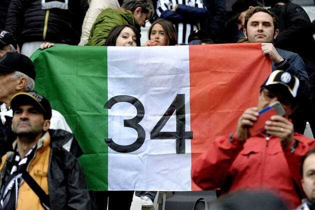 Fußball, Juventus Turin - FC Carpi 1909 Juventus fans celebrate the italian championship victory with an italian flag Bandiera Italia scudetto Juventus Football Serie A 2015 2016 ITA Juventus Turin - FC Carpi filippoxalfero