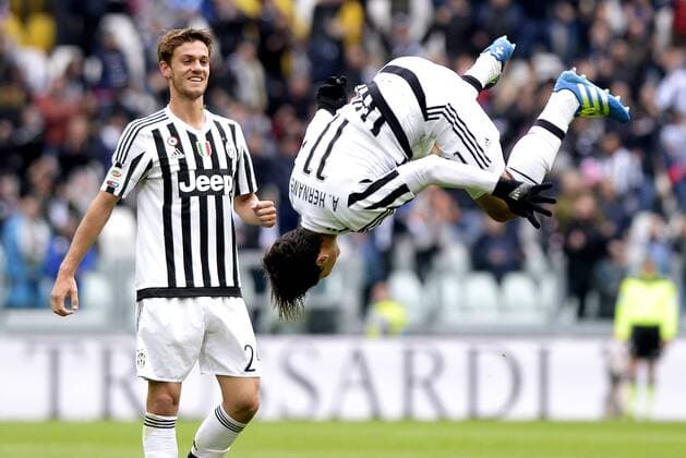 Themen der Woche - Sport Bilder des Tages - SPORT Torjubel Anderson Hernanes Juventus capriola Goal celebration Football Serie A 2015 2016 ITA Juventus Turin - FC Carpi filippoxalfero