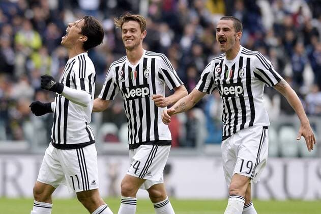 Torjubel Anderson Hernanes Juventus con Daniele Rugani e Leonardo Bonucci Goal celebration Football Serie A 2015 2016 ITA Juventus Turin - FC Carpi filippoxalfero