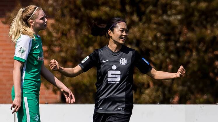 Kozue Ando (SGS Essen, 14) beim Torjubel, Goal celebration, celebrate the goal, goal celebration, nach dem 1:0 für die SGS Essen, Fussball, Allianz Frauen-Bundesliga, SV Werder Bremen - SGS Essen, xdgx