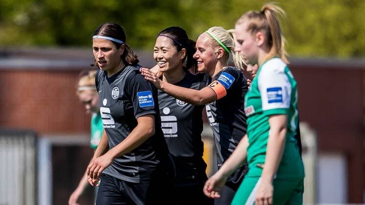 v.li.: Charline Hartmann (SGS Essen, 13), Kozue Ando (SGS Essen, 14) und Ina Lehmann (SGS Essen, 21) beim Torjubel, Goal celebration, celebrate the goal, goal celebration, nach dem 1:0 für die SGS Essen, Fussball, Allianz Frauen-Bundesliga, SV Werder Bremen - SGS Essen, xdgx