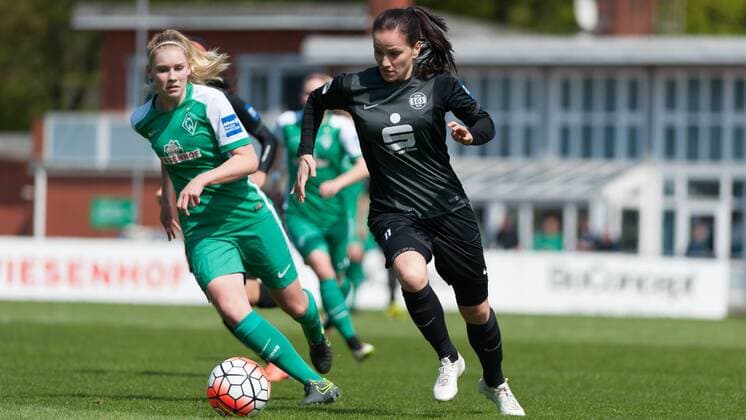 v.li.: Alicia Kersten (SV Werder Bremen, 13) im Laufduell mit Irini Ioannidou (SGS Essen, 11), Fussball, Allianz Frauen-Bundesliga, SV Werder Bremen - SGS Essen, xobx