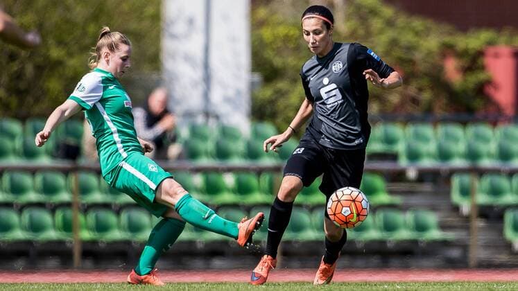 v.li.: Cindy König (Konig, Koenig, SV Werder Bremen, 11) und Charline Hartmann (SGS Essen, 13) im Zweikampf, Duell, duel, tackle, Fussball, Allianz Frauen-Bundesliga, SV Werder Bremen - SGS Essen, xdgx
