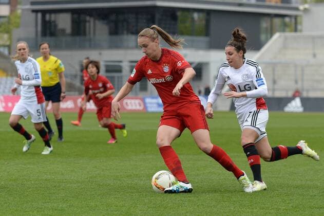 v.li.: Vivianne Miedema (FC Bayern München, FCB, 10) Jessica Wich (Leverkusen, 7) im Zweikampf, Duell, duel, tackle, Dynamik, Action, Aktion , Fussball, Allianz Frauen-Bundesliga, FC Bayern München - Bayer 04 Leverkusen, xslx