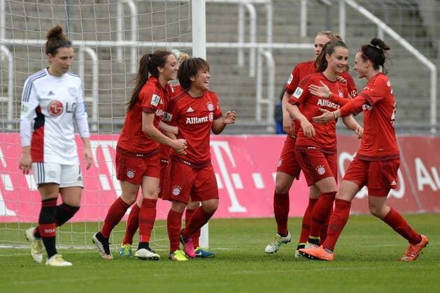 v.li.: Kristina Sundov (Leverkusen, 11) enttäuscht schauend, Enttäuschung, Frustration, disappointed, pessimistisch Lisa Evans (FC Bayern München, FCB, 18) Mana Iwabuchi (FC Bayern München, FCB, 13) Vivianne Miedema (FC Bayern München, FCB, 10) Sara Ilonka Däbritz (Sara Daebritz, FC Bayern München, FCB, 33) Viktoria Schnaderbeck (FC Bayern München, FCB, 25) Jubel, Torjubel, Torerfolg, celebrate the goal, goal, celebration, Jubel ueber das Tor zum 2:0 druch Mana Iwabuchi (FC Bayern München, FCB, 13) , optimistisch, Action, Aktion , Fussball, Allianz Frauen-Bundesliga, FC Bayern München - Bayer 04 Leverkusen, xslx