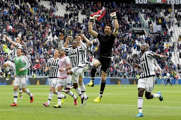 Themen der Woche - Sport Bilder des Tages - SPORT Juventus players celebrate a the end of the match. Esultanza Juventus. Patrice Evra, Gianluigi Buffon, Paul Pogba Football Serie A 2015 2016 ITA Juventus Turin - FC Carpi filippoxalfero