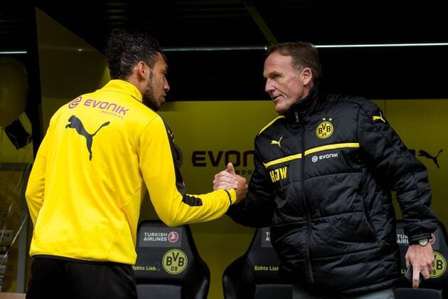 Samstag 30.04.2016, 1. Bundesliga, Saison 2015 2016, 32. Spieltag in Dortmund, BV Borussia Dortmund - VfL Wolfsburg, Pierre-Emerick Aubameyang (BVB) und CEO Geschaeftsfuehrer Hans-Joachim WATZKE (BVB) DeFodi001