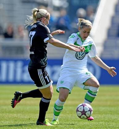 Frankfurt am Main 01.05.2016, xfux, Fussball UEFA Champions League Halbfinale Rueckspiel, 1.FFC Frankfurt - VfL Wolfsburg, emspor , v.l. Mandy Islacker (1.FFC Frankfurt), Anna Blaesse (VfL Wolfsburg)