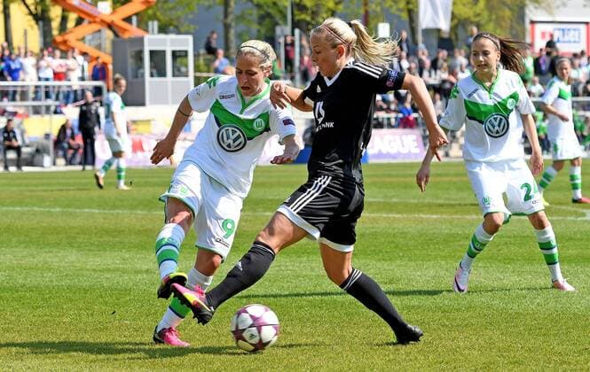 Frankfurt am Main 01.05.2016, xfux, Fussball UEFA Champions League Halbfinale Rueckspiel, 1.FFC Frankfurt - VfL Wolfsburg, emspor , v.l. Anna Blaesse (VfL Wolfsburg), Mandy Islacker (1.FFC Frankfurt)