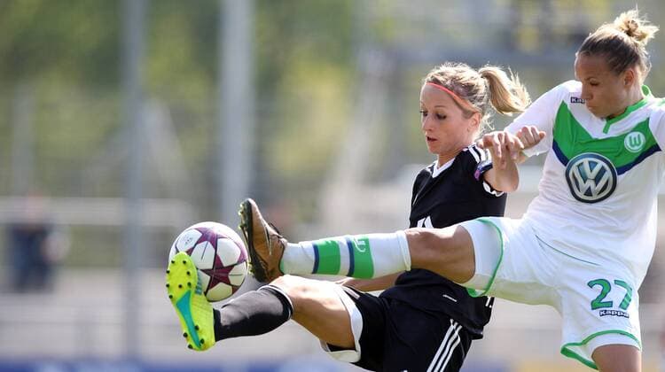 v.li.: Kathrin Julia Kathy Hendrich (1. FFC Frankfurt) und Isabel Kerschowski (VfL Wolfsburg) im Zweikampf, Duell, duel, tackle, Aktion, Action , Fussball, UEFA Women s Champions League, 1. FFC Frankfurt - VfL Wolfsburg, xmrx