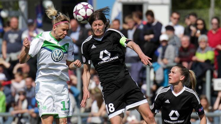 v.li.: Alexandra Popp (Wolfsburg, 11), Kerstin Garefrekes (Frankfurt, 18), Kopfball, header, Aktion, Action, Fussball, UEFA Women s Champions League, 1. FFC Frankfurt - VfL Wolfsburg, xozx