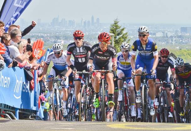 Eschborn 01.05.2016, xmhx, Radsport, Rund um den Finanzplatz Eschborn, emspor , v.l. Hauptfeld Mammolshainer Berg, Skyline Frankfurt