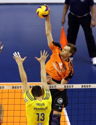 Robert Kromm im Angriff, Adrian Gontariu Aktion Spielszene Zweikampf Volleyball Play Off Finale Bundesliga Herren Saison 2015 2016 01.05.2016 BR Volleys Berlin BRV vs. VfB Friedrichshafen