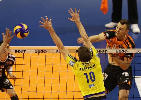 Paul Lotman im Angriff, Simon Tischer Aktion Spielszene Zweikampf Volleyball Play Off Finale Bundesliga Herren Saison 2015 2016 01.05.2016 BR Volleys Berlin BRV vs. VfB Friedrichshafen