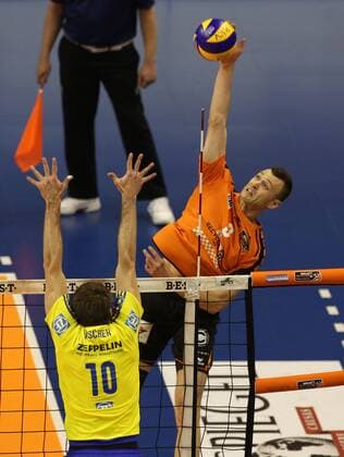 Paul Lotman im Angriff, Simon Tischer Aktion Spielszene Zweikampf Volleyball Play Off Finale Bundesliga Herren Saison 2015 2016 01.05.2016 BR Volleys Berlin BRV vs. VfB Friedrichshafen