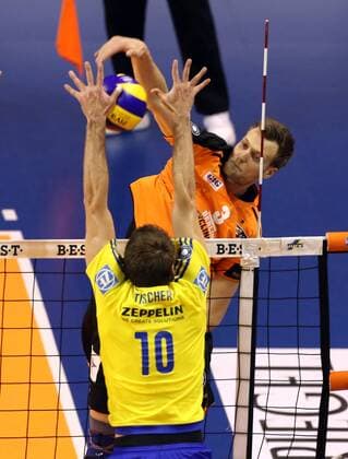 Robert Kromm, Simon Tischer Aktion Spielszene Zweikampf Volleyball Play Off Finale Bundesliga Herren Saison 2015 2016 01.05.2016 BR Volleys Berlin BRV vs. VfB Friedrichshafen
