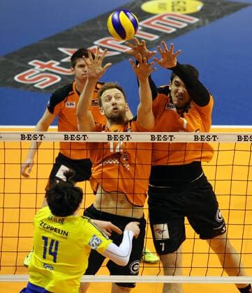 Baptiste Geiler im Angriff, Paul Carroll, Nicolas Le Goff Aktion Spielszene Zweikampf Volleyball Play Off Finale Bundesliga Herren Saison 2015 2016 01.05.2016 BR Volleys Berlin BRV vs. VfB Friedrichshafen