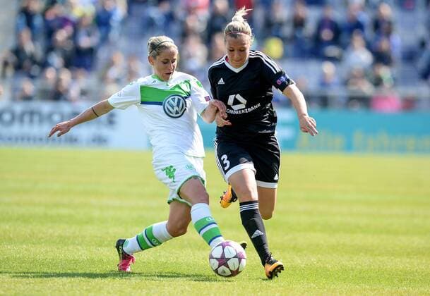 Frankfurt am Main 01.05.2016, xfux, Fussball UEFA Champions League Halbfinale Rueckspiel, 1.FFC Frankfurt - VfL Wolfsburg, emspor , v.l. Anna Blaesse (VfL Wolfsburg), Laura Stoerzel (1.FFC Frankfurt)