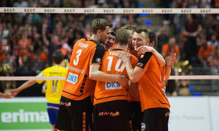 Berlin, Deutschland, 01.05.2016: Volleyball Bundesliga Saison 2015 2016 Playoff Finale Spiel 3 - Berlin Recycling Volleys - VfB Friedrichshafen. Das Team der BR Volleys jubelt: v.l. Robert Kromm (BR Volleys 3), Felix Fischer (BR Volleys 6), Sebastian Kühner Kuehner (BR Volleys 20), Paul Lotman (BR Volleys 9)