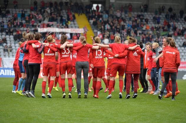 Team des FC Bayern, Schlussjubel, FC Bayern Muenchen Frauen vs Bayer 04 Leverkusen, 01.05.16