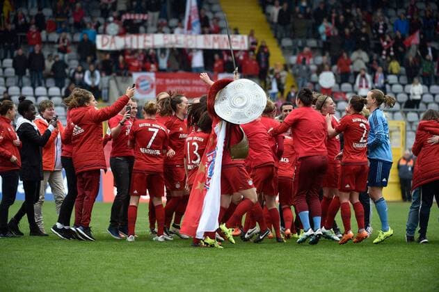 Team des FC Bayern, Schlussjubel, FC Bayern Muenchen Frauen vs Bayer 04 Leverkusen, 01.05.16