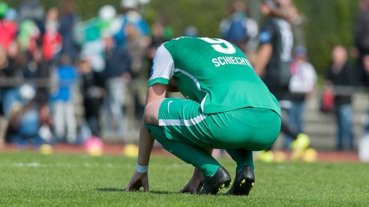Katharina Schiechtl (SV Werder Bremen, 9) enttäuscht schauend, Enttäuschung über das verlorene Spiel, die Niederlage und den Abstieg, Fussball, Allianz Frauen-Bundesliga, SV Werder Bremen - SGS Essen, xobx