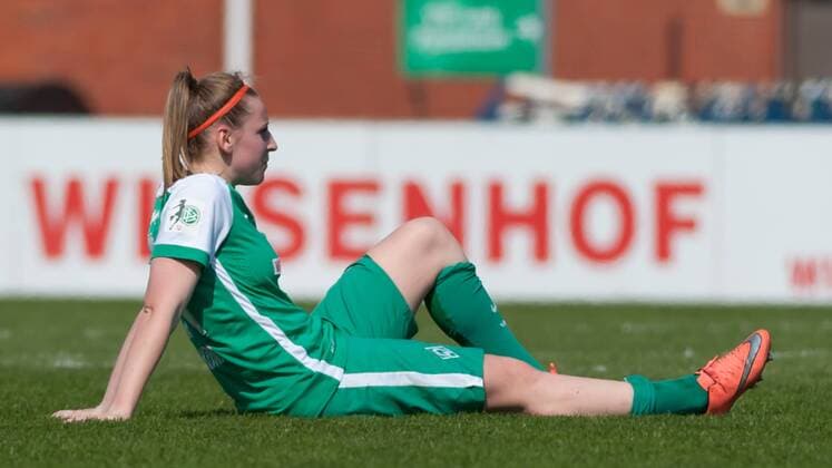 Cindy König (Konig, Koenig, SV Werder Bremen, 11) enttäuscht schauend, Enttäuschung über das verlorene Spiel, die Niederlage und den Abstieg, Fussball, Allianz Frauen-Bundesliga, SV Werder Bremen - SGS Essen, xobx